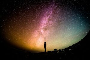 Homme et espace par Greg Rakozy (unsplash.com)