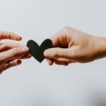 Échange de cœur par Kelly Sikkema (unsplash.com)