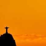 Horizon, montagne et Christ par Gabriel Rissi (unsplash.com)
