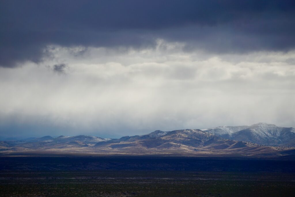 Horizon, montagnes et nuages de John Ward (unsplash.com)
