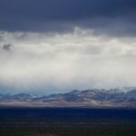 Horizon, montagnes et nuages de John Ward (unsplash.com)