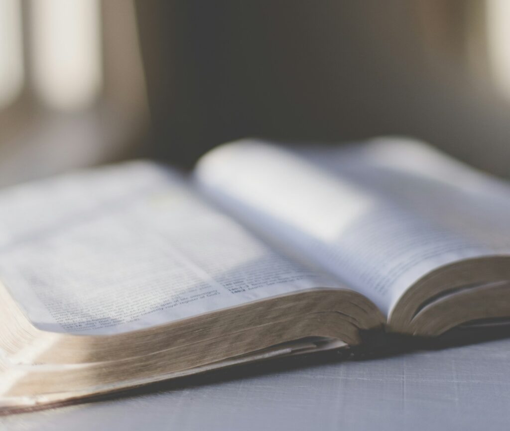 Bible - Écritures Saintes par Sixteen Miles Out (unsplash.com)