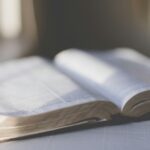 Bible - Écritures Saintes par Sixteen Miles Out (unsplash.com)