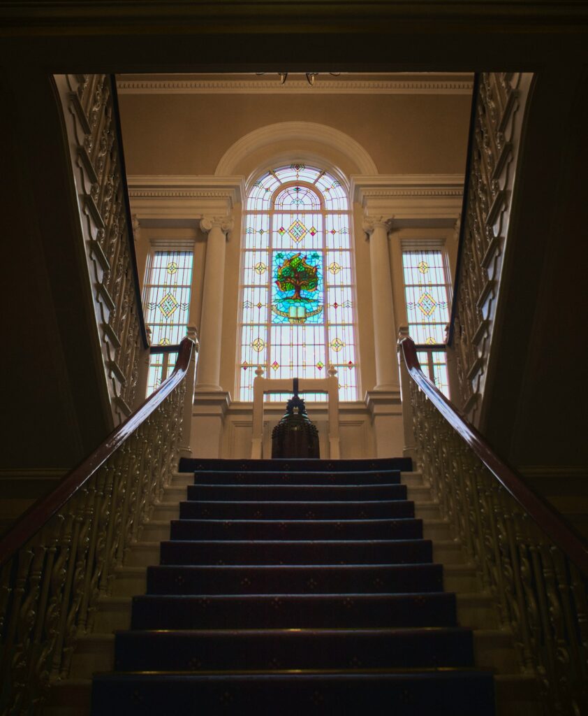 Escalier et vitrail de K. Mitch Hodge (unsplash.com)