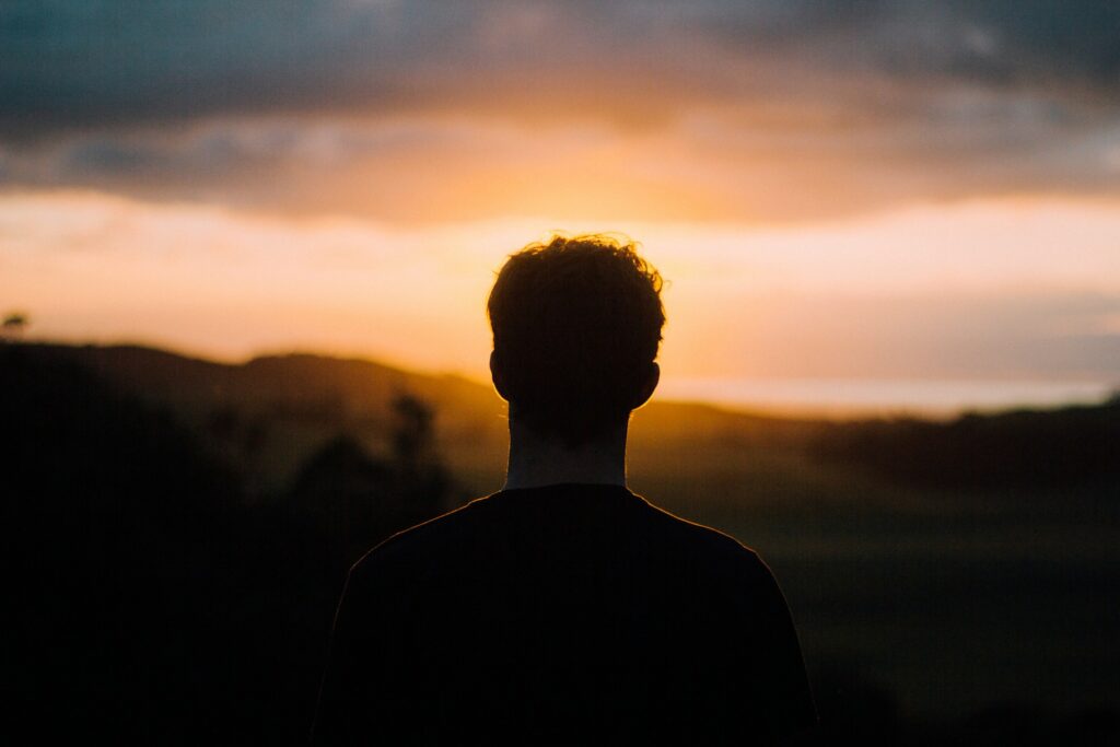 Homme et horizon par Tim Marshall (unsplash.com)
