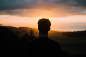 Homme et horizon par Tim Marshall (unsplash.com)