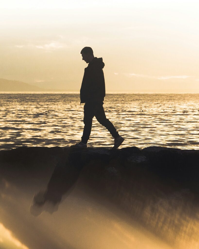 Homme qui marche Il Vano près d'un rivage par (unsplash.com)