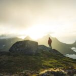 Homme et montagne par Colin Moldenhauer (unsplash.com)