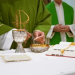 Autel et eucharistie par Lennon Caranzo (unsplash.com)