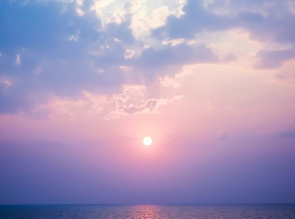 Ciel, horizon et soleil par Joel Henry (unsplash.com)