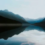 Montagne, horizon et reflet sur l'eau par Ivana Cajina (unsplash.com)
