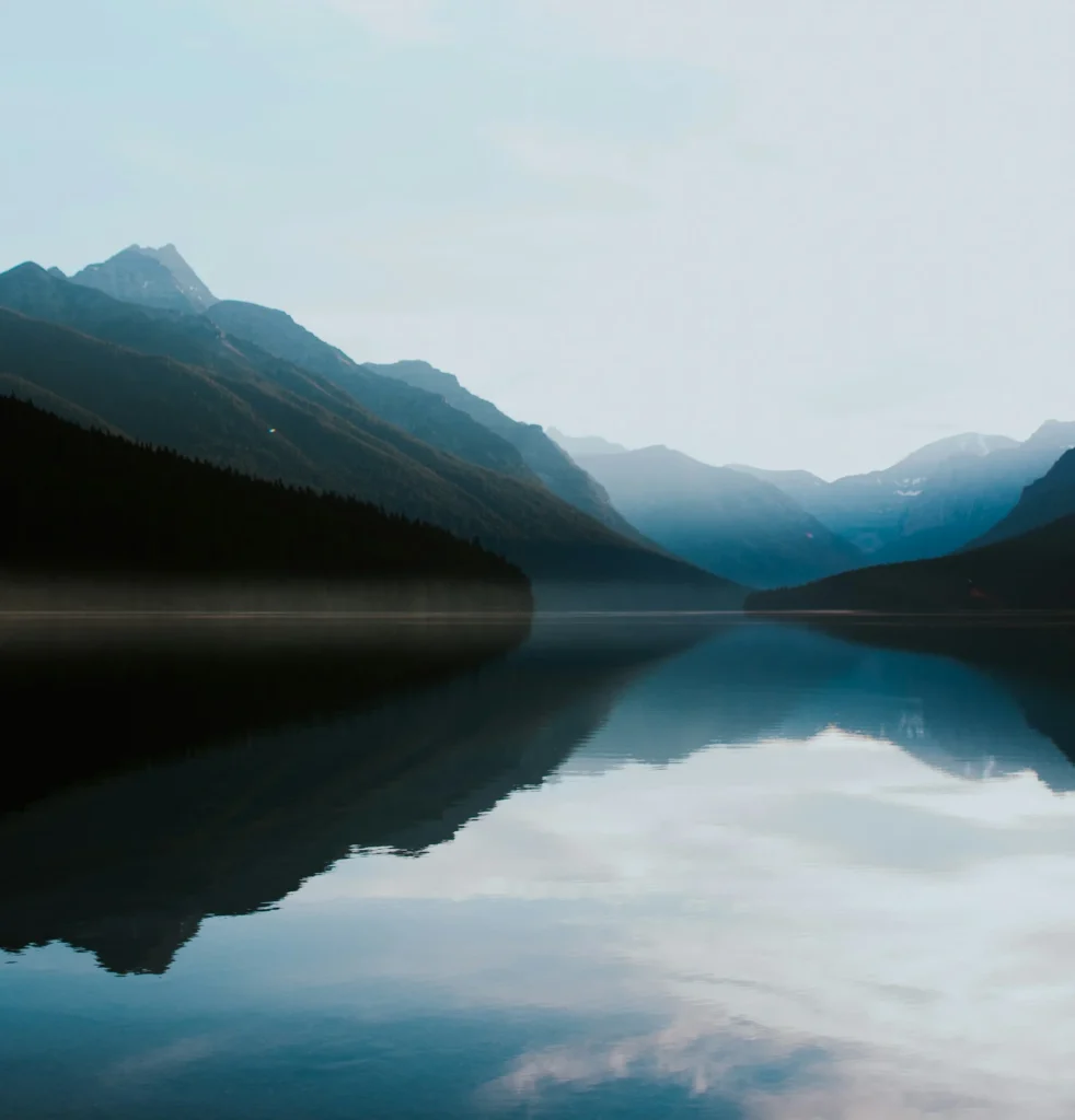 Montagne, horizon et reflet sur l'eau par Ivana Cajina (unsplash.com)