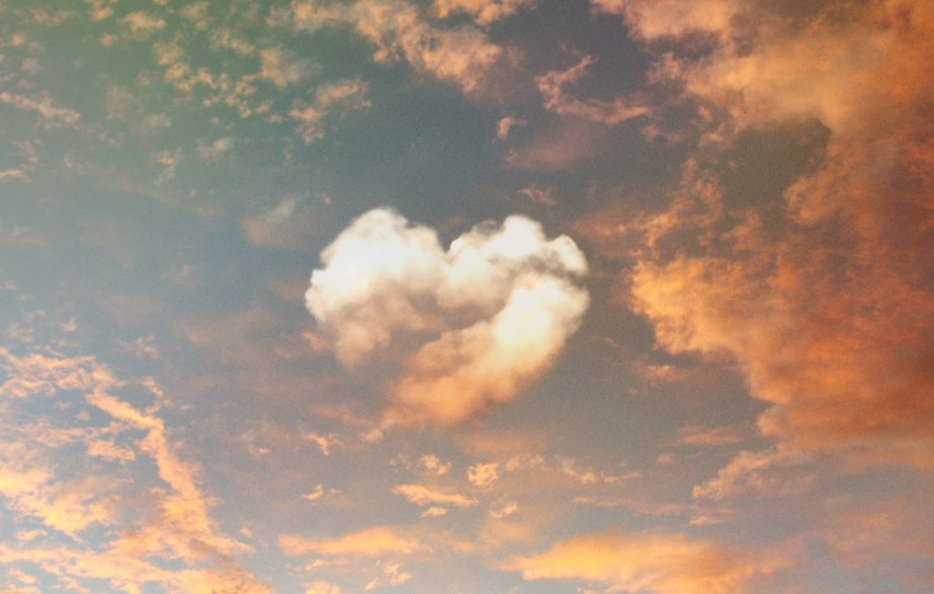 Cœur dans le ciel par Giorgo Trovato (unsplash.com)
