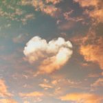 Cœur dans le ciel par Giorgo Trovato (unsplash.com)