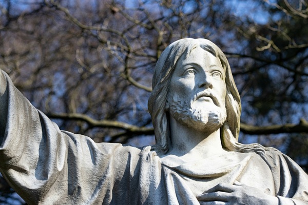 Jésus-Christ par Marek Studzinski (unsplash.com) Jésus-Christ par Marek Studzinski (unsplash.com)