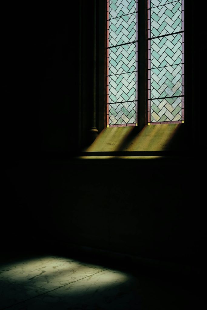 Vitraux et lumière de David Clarke (unsplash.com)