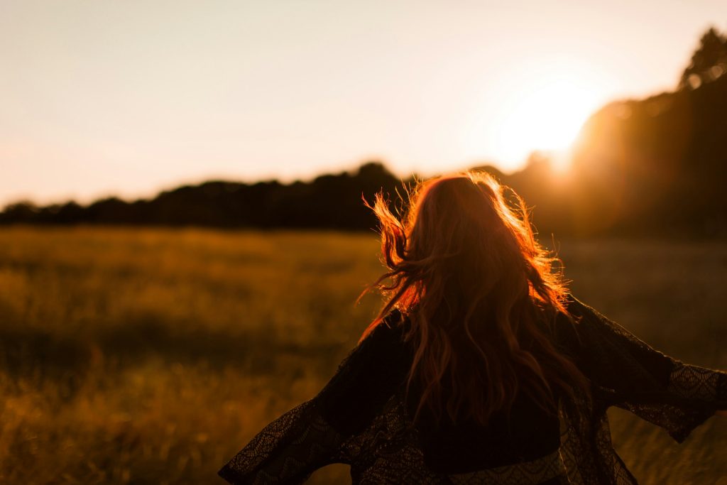 Femme et horizon avec soleil par Sasha Freemind (unsplash.com)