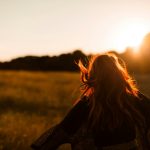 Femme et horizon avec soleil par Sasha Freemind (unsplash.com)
