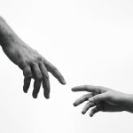 Mains qui se rejoignent par Lukas Kaufmann (unsplash.com)