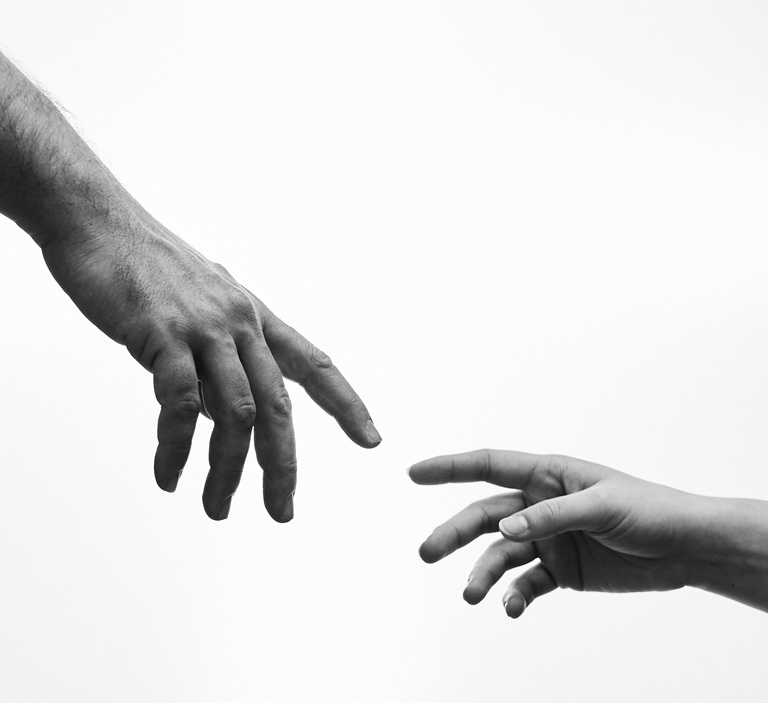 Mains qui se rejoignent par Lukas Kaufmann (unsplash.com)