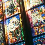 Vitrail et reflet par Jakub Pierozynski (unsplash.com)