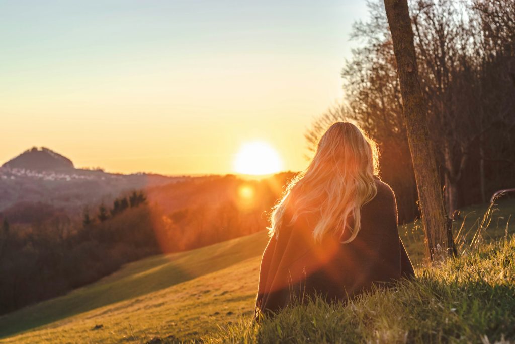 Femme contemple le soleil par Sara Kurfess (unsplash.com)