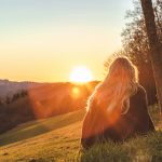 Femme contemple le soleil par Sara Kurfess (unsplash.com)
