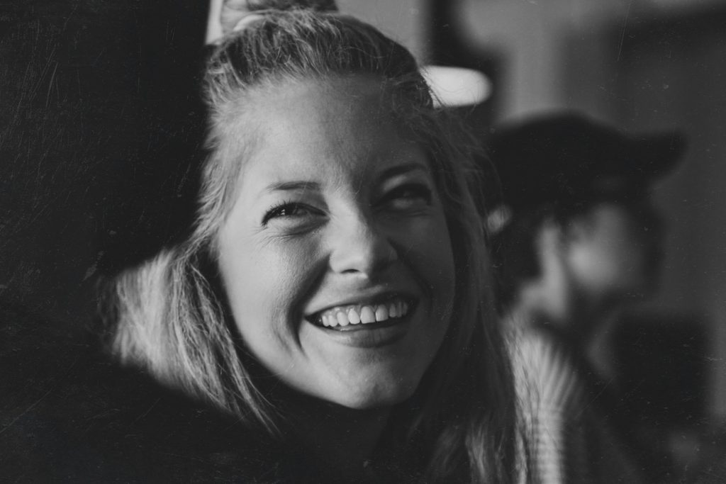 Jeune femme avec un beau sourire de Jesse Ramirez (unsplash.com)