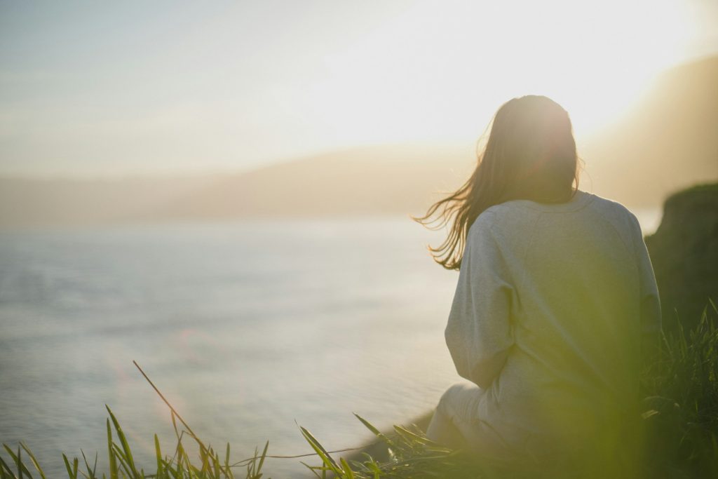 Jeune qui contemple et prie par Artem Kovalev (unsplash.com)