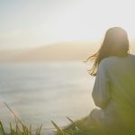 Jeune qui contemple et prie par Artem Kovalev (unsplash.com)