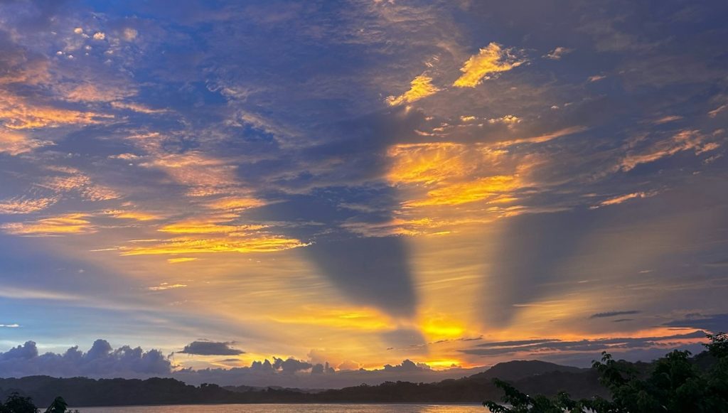Crépuscule et rayons de soleil par Matt Waldron (unsplash.com)