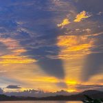 Crépuscule et rayons de soleil par Matt Waldron (unsplash.com)