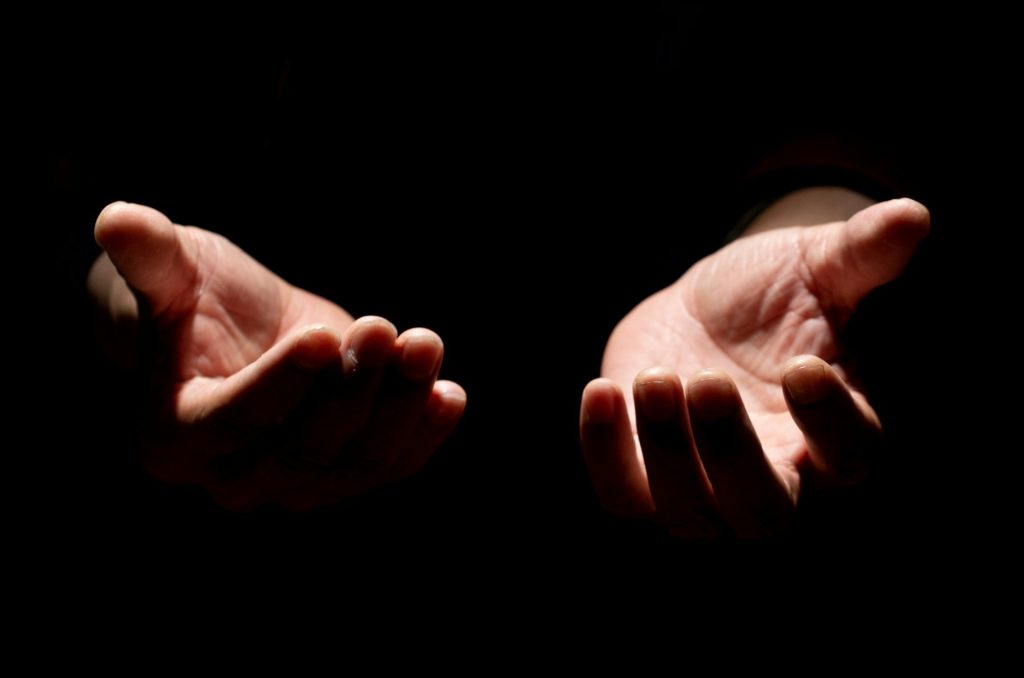 Deux mains ouvertes de Tony Chen (unsplash.com)