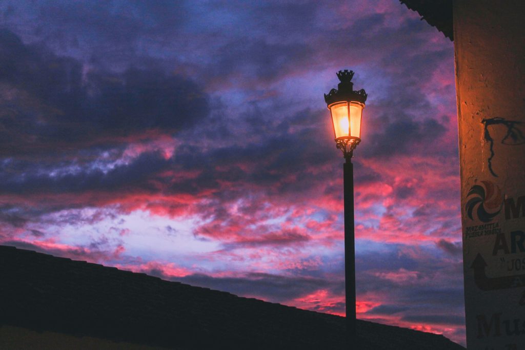 Lampe allumée dans le crépuscule par Chimi Davila (unsplash.com)