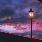 Lampe allumée dans le crépuscule par Chimi Davila (unsplash.com)