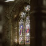 Vitrail, lumière, Christ par Jean Riesenberg (unsplash.com)