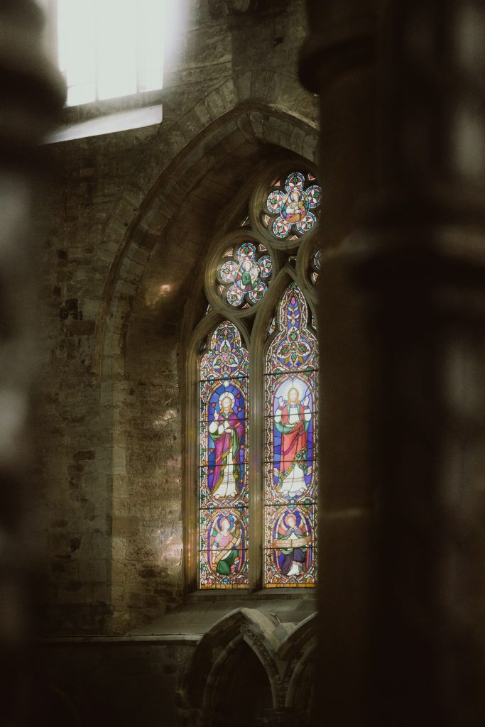 Vitrail, lumière, Christ par Jean Riesenberg (unsplash.com)