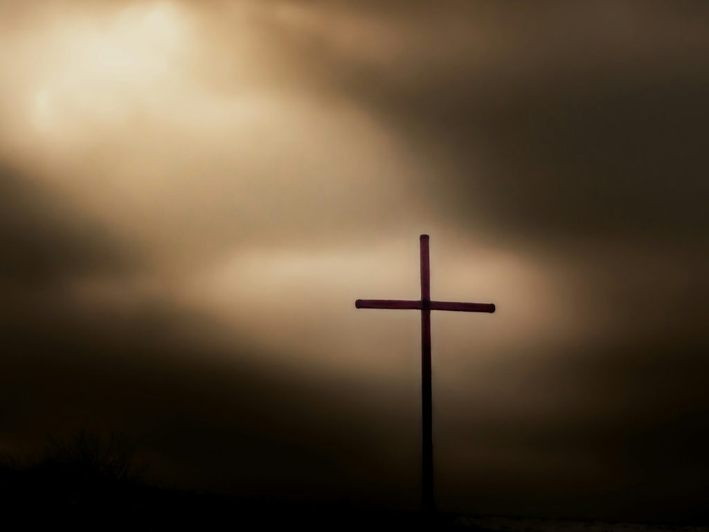 Lumière et croix par Gabi Repaska (unsplash.com)