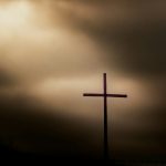 Lumière et croix par Gabi Repaska (unsplash.com)
