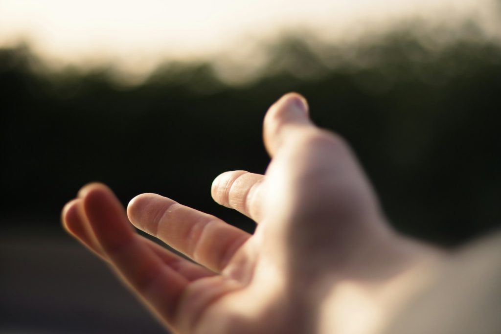 Main tendue par Fethi Benattallah (unsplash.com)
