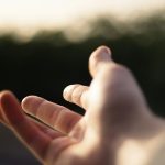 Main tendue par Fethi Benattallah (unsplash.com)