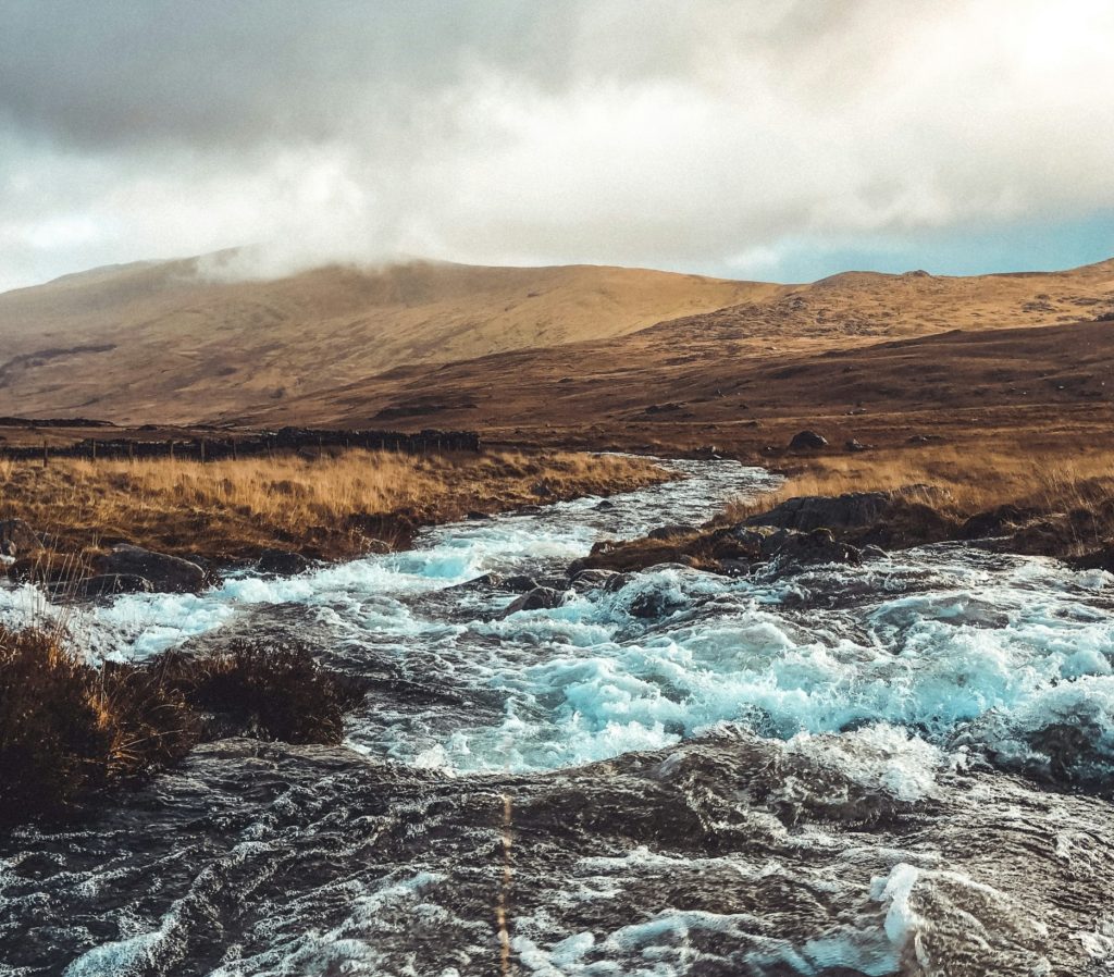 Rivière, montagne et horizon par Spurwing agency (unsplash.com)