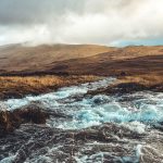Rivière, montagne et horizon par Spurwing agency (unsplash.com)